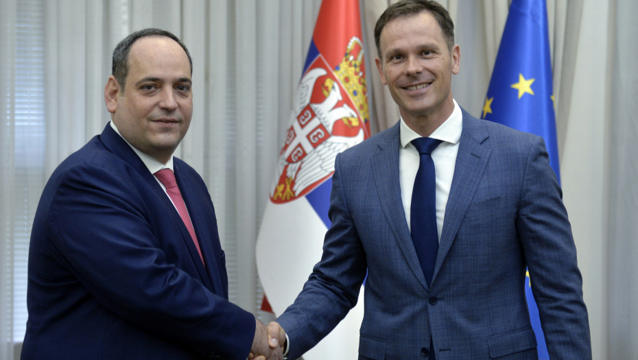 SINIŠA MALI SA ZVANIČNIKOM EXPO Impresioniran sam napretkom