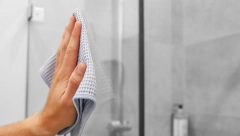 OČISTITE STAKLA U TUŠ KABINI ZA 15 MINUTA Pomešajte 2 prirodna sastojka i dobićete najveću pretnju za kamenac