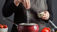 VREME JE ZA UZBUNU Ovi simptomi govore da unosite previše soli, a jedan je baš čest kod Srba