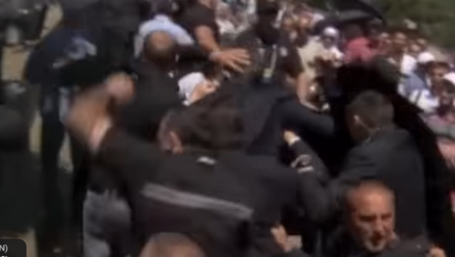 UMALO SU ME LINČOVALI JER SAM HTEO DA SE POKLONIM ŽRTVAMA Vučić se setio skandala u Potočarima