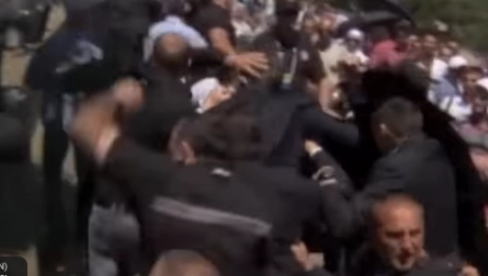 UMALO SU ME LINČOVALI JER SAM HTEO DA SE POKLONIM ŽRTVAMA Vučić se setio skandala u Potočarima