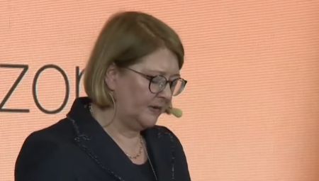 IZGLEDA DA GOSPOĐU PROGANJAJU NEKE MRAČNE SLIKE Vesić: I ona nekome priča o genocidu...