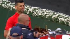 SPECIJALNO IZNENAĐENJE ZA NOVAKA Đoković pobedio Nemca, krenuo da izađe sa terena, a onda su se pojavili oni... (FOTO)