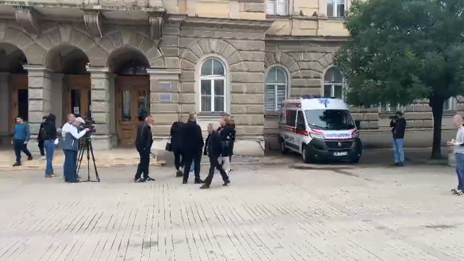 PRVI SNIMCI IZ SUDA GDE POČINJE SUĐENJE UROŠU BLAŽIĆU Slomljeni roditelji sa strepnjom čekaju da ugledaju krvnika, stigla i Hitna pomoć (VIDEO)