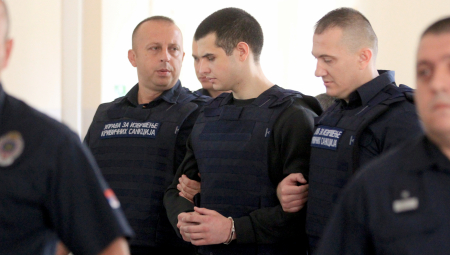 POLICIJA JEDVA SPASLA MONSTRUMA OD OGORČENIH RODITELJA ŽRTAVA Čim su se Uroš Blažić (21) i njegov otac Radiša pojavili na pripremnom ročištu, nastao pravi haos