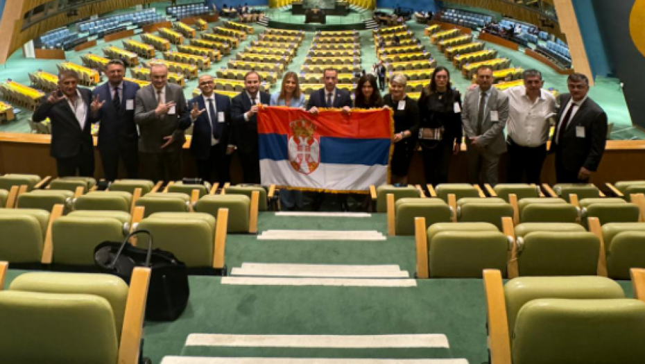 SRBI RAZVILI NAŠU ZASTAVU U UJEDINJENIM NACIJAMA Zavijorila se trobojka, ne mogu da sakriju svoj ponos (FOTO)