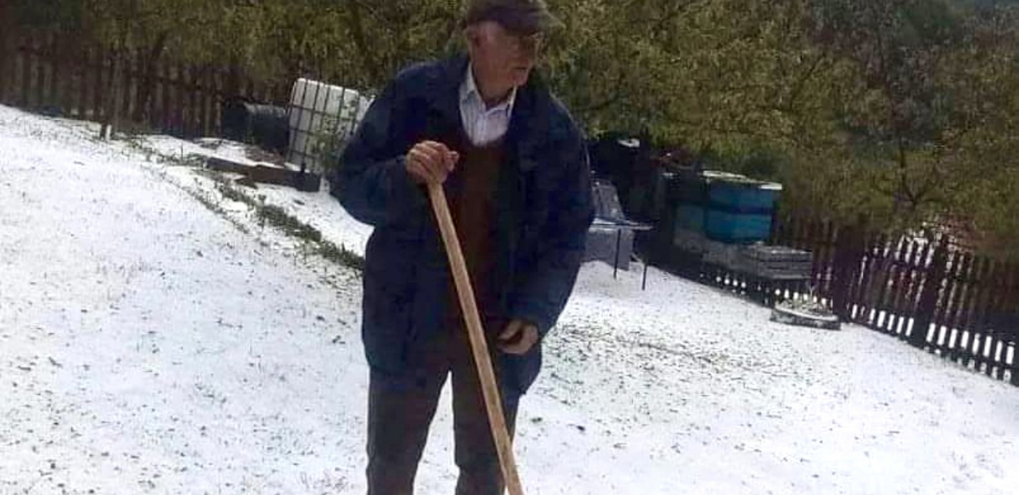 KRAJ MAJA, A DEDA RATOMIR LOPATOM ČISTI DVORIŠTE OD LEDA Grad napravio nezapamćenu štetu u selima oko Ivanjice