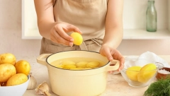 OVAKO KUVAJU KROMPIR U RESTORANU Kuvar otkrio koji sastojak stavlja za savršen ukus, nikada vam to ne bi palo na pamet!