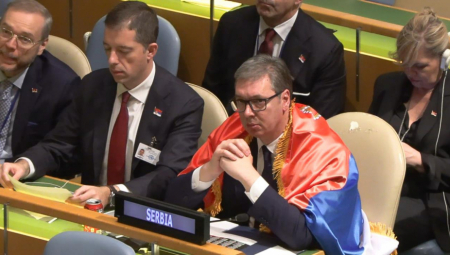 VUČIĆ SE HEROJSKI BORIO PROTIV ŽIGOSANJA NAŠEG NARODA Branili su mu, ali je ogrnuo našu zastavu - da taj ponos vidi ceo svet