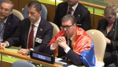 VUČIĆ OGRNUT SRPSKOM TROBOJKOM POSLAO PORUKU CELOM SVETU Predaja za nas nikada nije opcija!