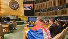 VUČIĆ SE OGRNUO SRPSKOM ZASTAVOM Branili su mu, terali ga da skine, ali... "Niko mi na svetu neće uzeti moju zastavu"