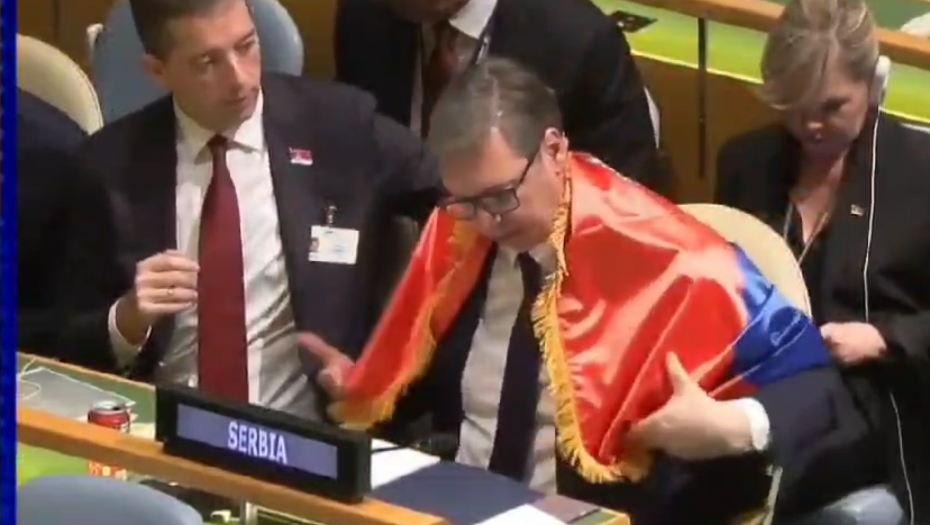 SNIMLJEN TRENUTAK KADA JE VUČIĆ OGRNUO SRPSKU TROBOJKU Predsednik nije mogao da krije svoj ponos (VIDEO)