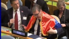 SNIMLJEN TRENUTAK KADA JE VUČIĆ OGRNUO SRPSKU TROBOJKU Predsednik nije mogao da krije svoj ponos (VIDEO)