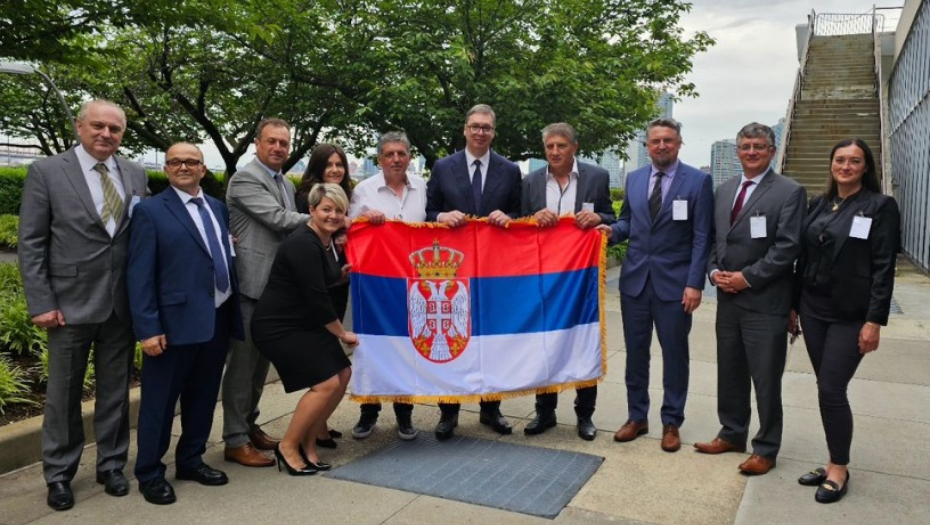 VUČIĆ OBJAVIO NAJLEPŠU SLIKU IZ NJUJORKA Zajedno razvili srpsku trobojku i poslali moćnu poruku u svet!