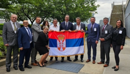 VUČIĆ OBJAVIO NAJLEPŠU SLIKU IZ NJUJORKA Zajedno razvili srpsku trobojku i poslali moćnu poruku u svet!