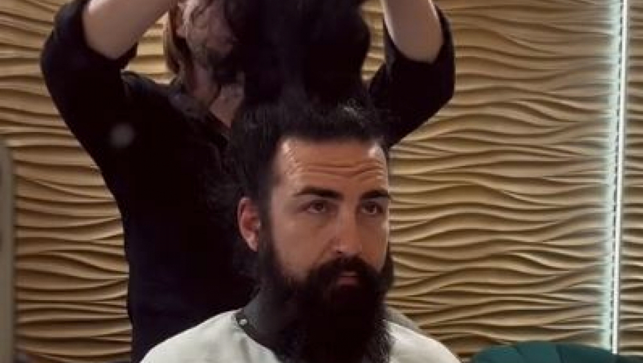 SAŠA KAPOR SE OŠIŠAO POSLE DVE I PO GODINE Pevač skratio dugu kosu i ne liči na sebe: "Drugi čovek, sad je pravi mačo men"