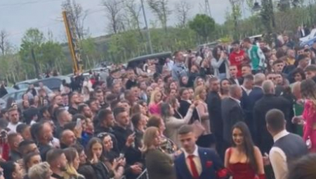 OVAKVE MATURANTE NIKADA NISTE VIDELI Sve pršti od luksuza, ljudi se krste i pitaju ko plaća sve ovo