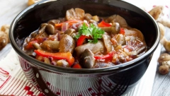 POSNI GULAŠ Ni malo ne zaostaje za onim klasičnim, a šampinjoni mu daju šmek