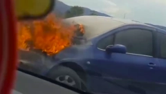 GORI AUTOMOBIL KOD ČAČKA Crni dim se diže u nebo (VIDEO)