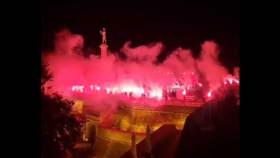 GOREO JE KALEMEGDAN Pogledajte spektakularnu bakljadu navijača Zvezde i Olimpijakosa (VIDEO)