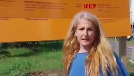 OPOZICIONA AKTIVISTKINJA DIVLJALA ZBOG IZGRADNJE VRTIĆA! Napala predsednika opštine, novinarku i srušila informacionu tablu! (VIDEO)