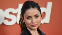 SAVRŠEN CRNI KOMPLET Glumica Ana de Armas očarala svojom lepotom na događaju čuvenog brenda, ovaj momenat usijao mreže!
