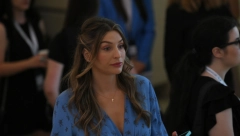 TRUDNA ANĐELA JOVANOVIĆ NA CRVENOM TEPIHU Glumica u lepršavoj cvetnoj haljini, ne skida osmeh sa lica, evo ko joj pravi društvo