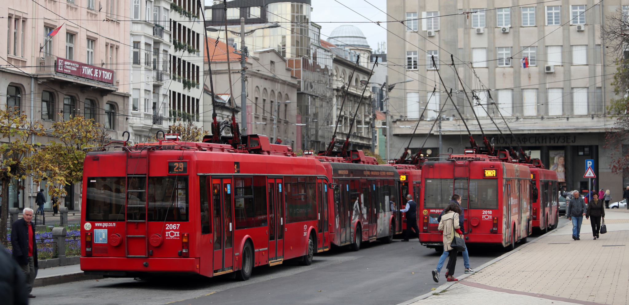 UŽAS U CENTRU BEOGRADA Trola pala devojčici (12) na glavu, otkačila se sa vozila GSP!