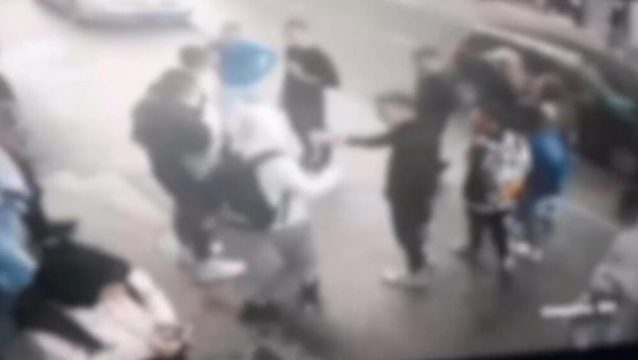 PRONAĐENI SU NASILNICI KOJI SU PRETUKLI DEČAKA U NOVOM PAZARU U policiju dovedeni u pratnji roditelja