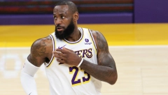 VELIKA ČAST ZA KRALJA Lebron Džejms nosi zastavu SAD na otvaranju Olimpijskih igara