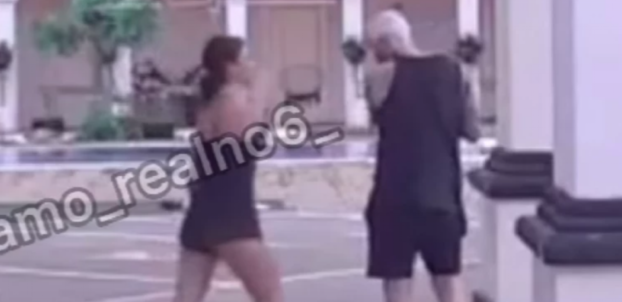 MIONA UDARA ŠA Nasrnula na repera, on je moli da prestane, niko ne može da je obuzda!
