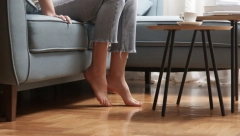 PARKET JE SAV IZGREBAN? Ne treba vam majstor, prebrišite ga ovim sredstvom i zablistaće kao nov!