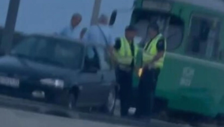 DRUŽE, PA KAKO? Auto se zaglavio nasred mosta na Adi, stali tramvaji, nastao opšti haos