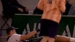 BIZARNA SCENA U PARIZU Poznatog tenisera nokautirao skupljač loptica (VIDEO)