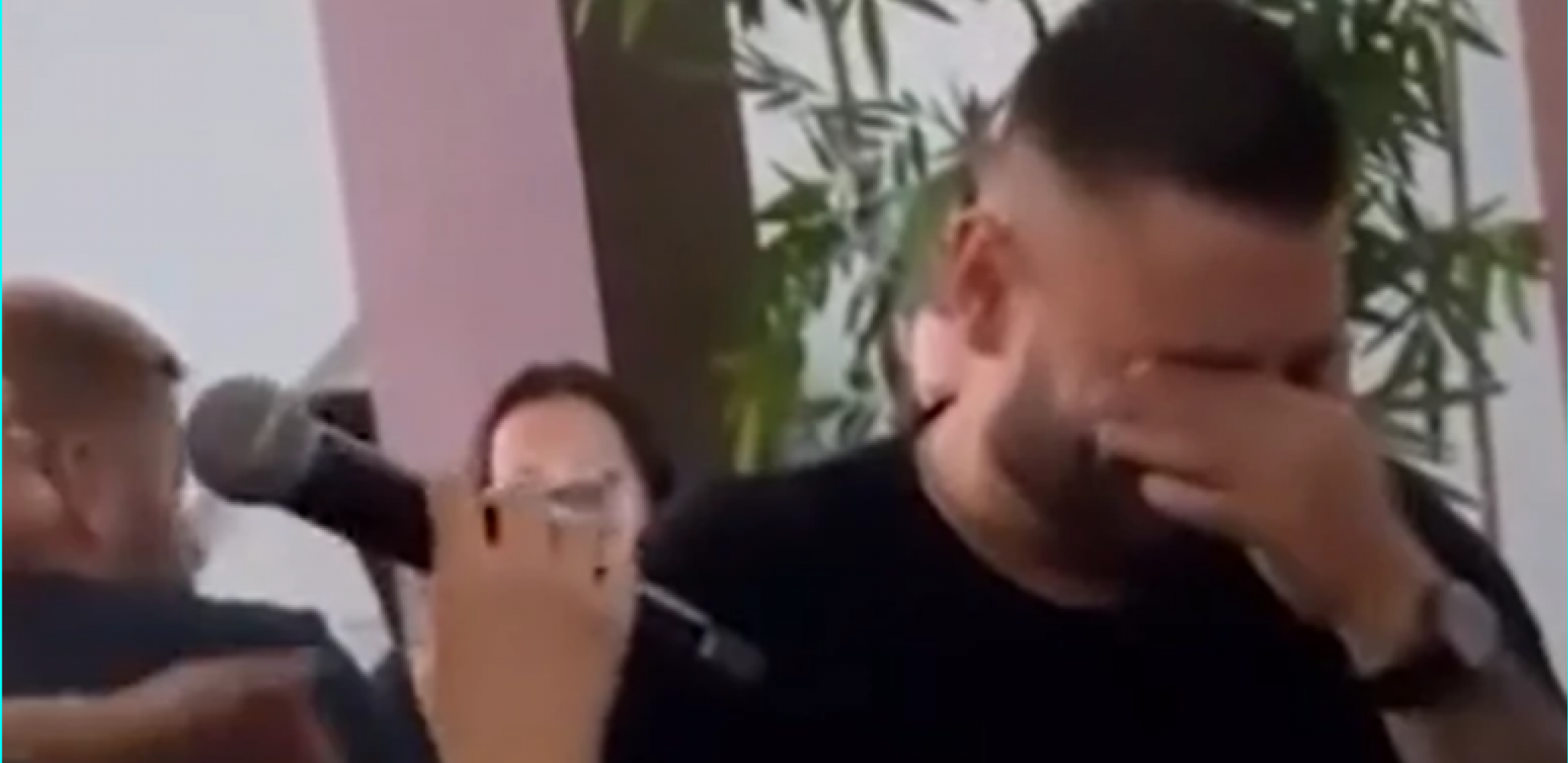 DARKO LAZIĆ SE GUŠI U SUZAMA Pevača nikada niste videli ovakvog, grli i ljubi majku, rasuo se u komade!