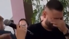 DARKO LAZIĆ SE GUŠI U SUZAMA Pevača nikada niste videli ovakvog, grli i ljubi majku, rasuo se u komade!
