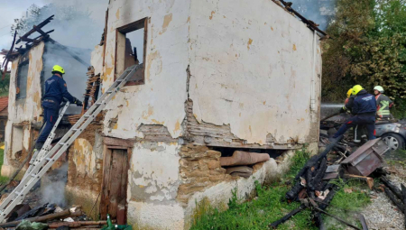 VELIKI POŽAR U BIJELOM POLJU Nastradao muškarac, vatra potpuno uništila porodičnu kuću (FOTO)