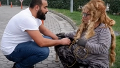 "OVO NIJE ISTA OSOBA" Frizer je u salon uveo uplakanu i zapuštenu ženu, hiljade ljudi komentariše neverovatnu promenu
