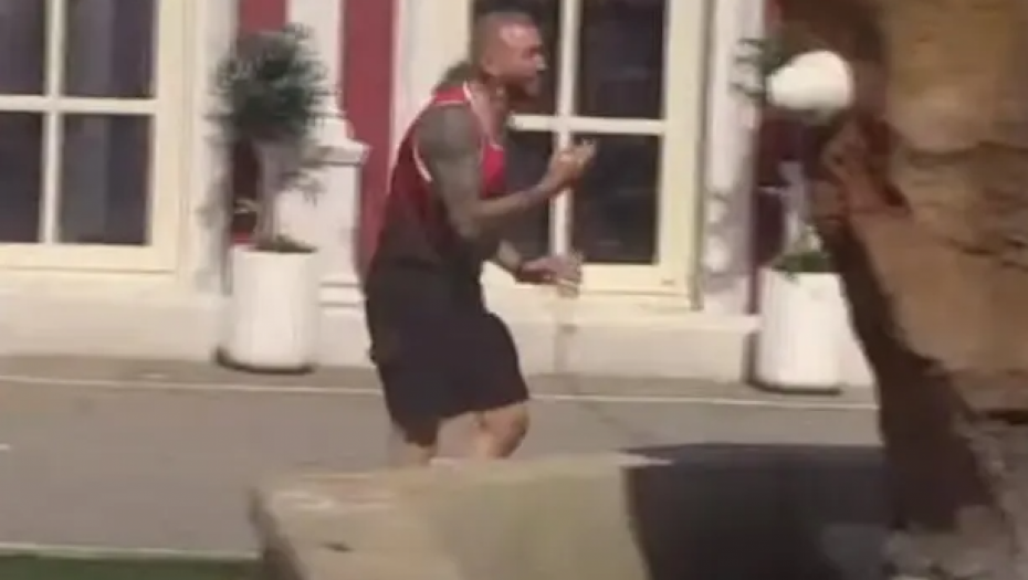 ŠA DEMOLIRA IMANJE ZBOG MIONE! Vanredno stanje u Eliti, reper doživeo nervni slom, obezbeđenje ne može da ga zaustavi!