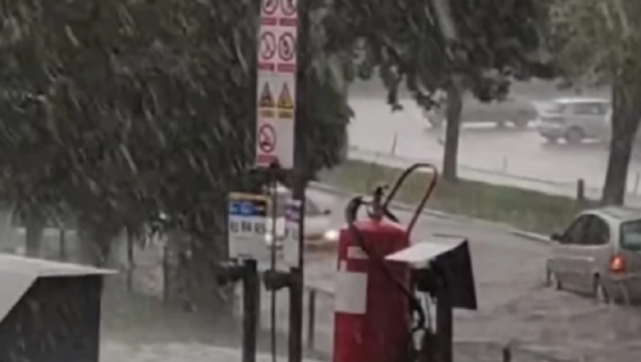 U BORU - POTOP! Jako nevreme napravilo haos na ulicama, sravnili se nebo i zemlja! (VIDEO)