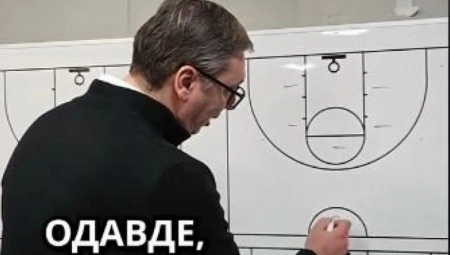 PREDSEDNIK VUČIĆ POKAZAO I SVOJE TRENERSKO ZNANJE! Sa flomasterom i tablom objasnio košarku! (VIDEO)