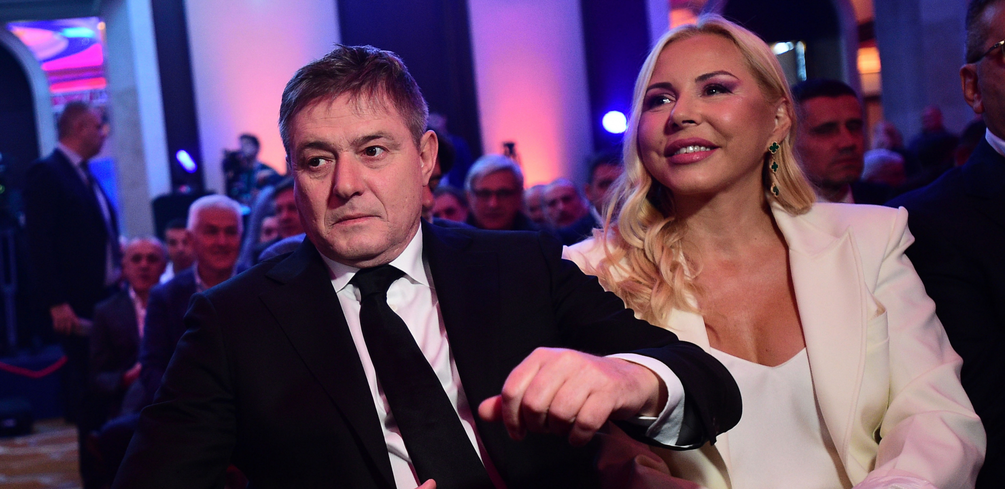 PIKSIJEVA ŽENA PROŠETALA STAJLING OD 100.000 EVRA! Kolaps na aerodromu zbog Snežane, samo za ogrlicu dala skoro 13.000 evra!