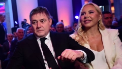 PIKSIJEVA ŽENA PROŠETALA STAJLING OD 100.000 EVRA! Kolaps na aerodromu zbog Snežane, samo za ogrlicu dala skoro 13.000 evra!
