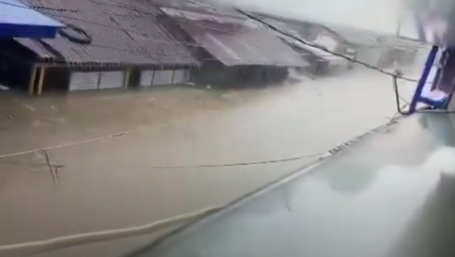 ULICE PRETVORENE U REKE, ŽRTVE SE BROJE Apokaliptične posledice oluje, vetar nosio sve pred sobom (VIDEO)