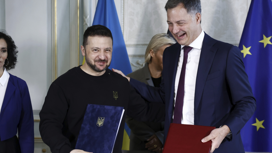 AVIONI STIŽU, UKRAJINA SE NAORUŽAVA Zelenski potpisao važan sporazum (FOTO)