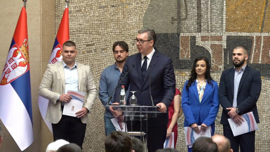 "POSTOJI TREND U SVETU" Predsednik Vučić o skraćivanju radnog vremena u Srbiji