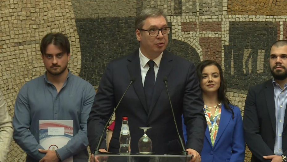 PREDSEDNIK SRBIJE URUČIO UGOVORE O RADU NAJBOLJIM MEDICINARIMA Vučić: Zdravstvo će biti jedan od stubova u teškim vremenima (VIDEO)