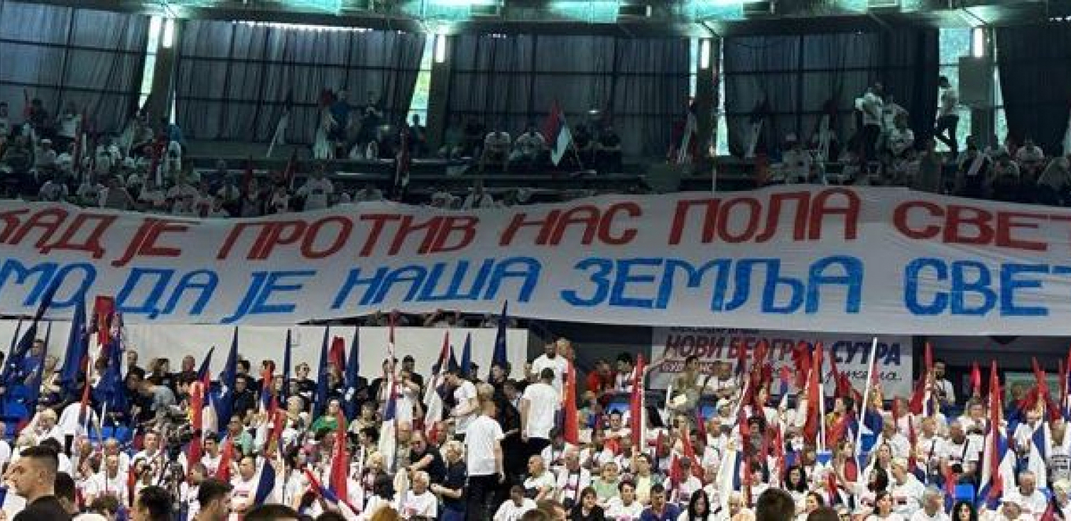 "I KAD JE NAS POLA SVETA" Srbi razvili poruku u hali sportova pred miting SNS, sve krcato sat ranije (VIDEO)