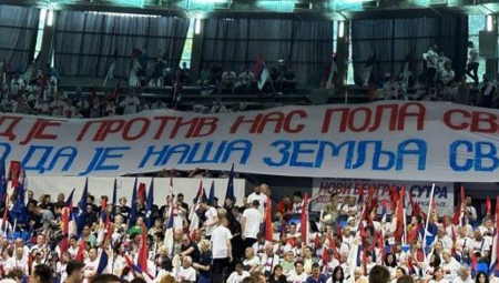 I KAD JE PROTIV NAS POLA SVETA, ZNAMO DA JE NAŠA ZEMLJA SVETA! Srbi pokazali koliko smo ujedinjeni, razvili transparent sa jakom porukom!