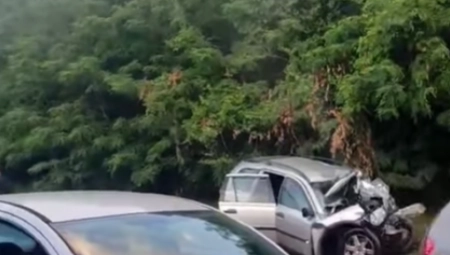 DIREKTAN SUDAR AUTOBUSA I AUTOMOBILA Teška nesreća kod Mladenovca, putničko vozilo zgužvano (VIDEO)